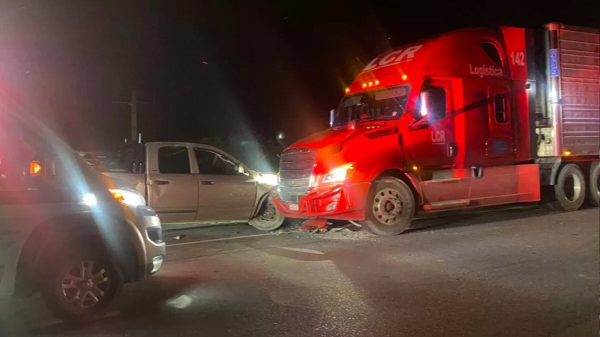 Choque entre tráiler y auto bloquea la carretera Victoria–Zaragoza