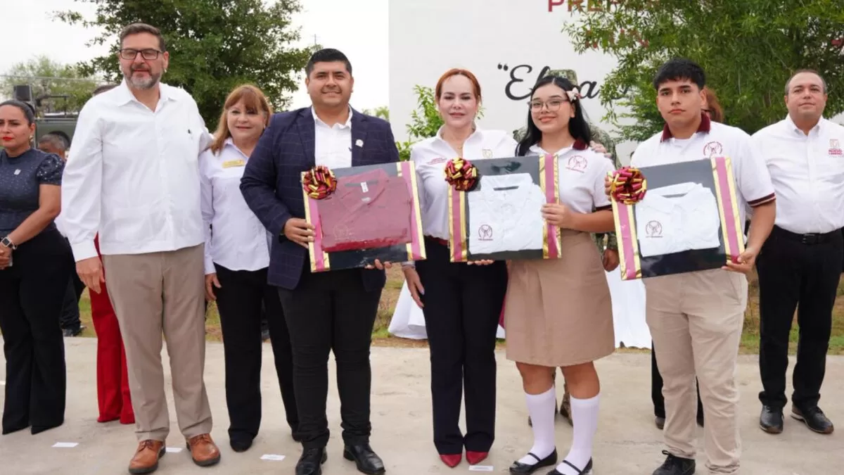 Carmen Lilia entrega más de 9 mil uniformes en prepas municipales de Nuevo Laredo