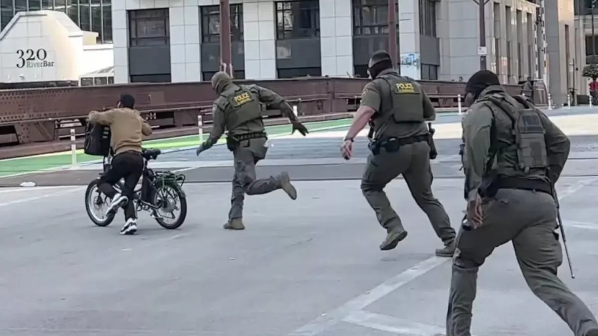 Hombre escapa en bicicleta de agentes del ICE en Chicago
