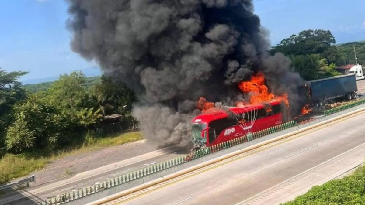 Fuerte choque entre tráiler y autobús deja 14 lesionados en Veracruz