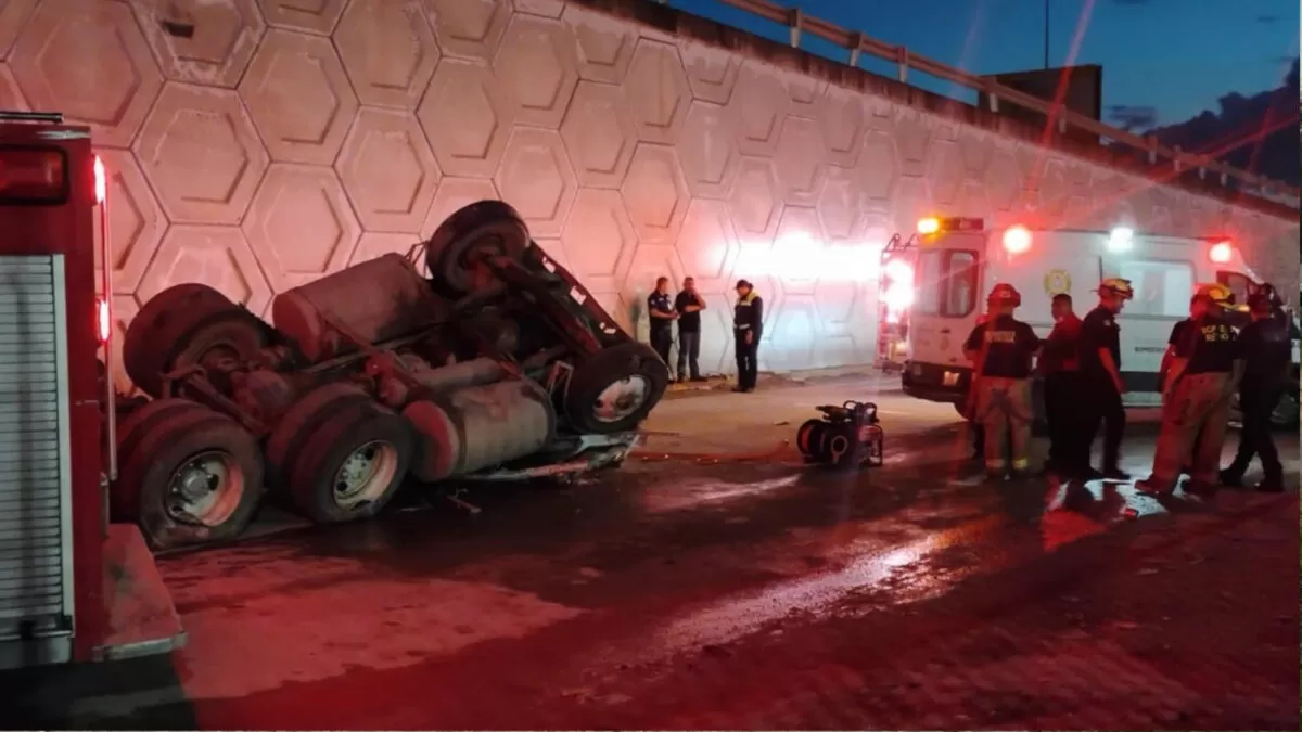 Muere chofer al caer con tractocamión de puente vehicular en Reynosa