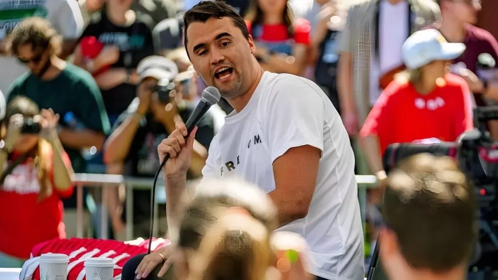 Atentan contra activista político cercano a Trump durante evento