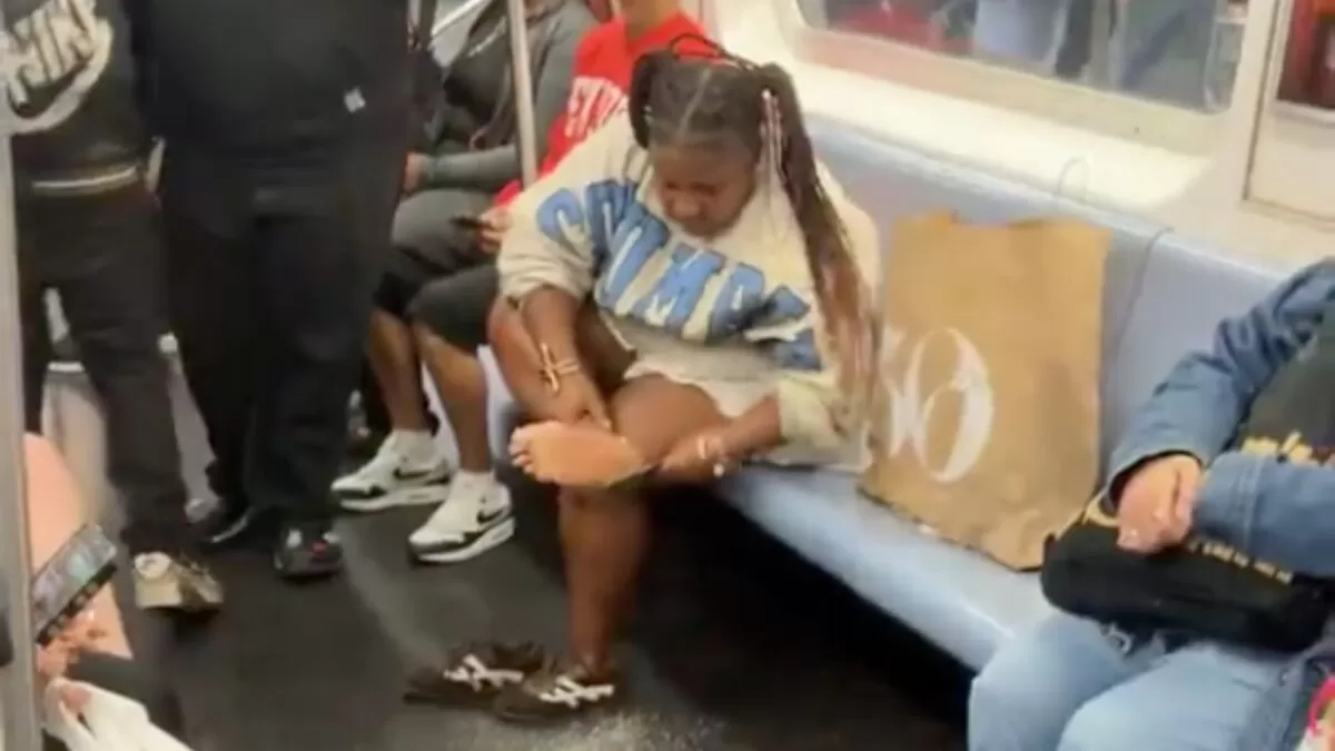 Pasajera se hace pedicure en pleno vagón del Metro