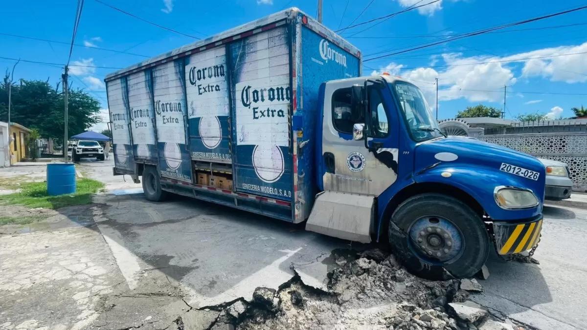 Camión de cervezas se hunde en un bache en Matamoros