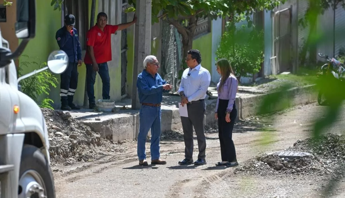 Supervisa Lalo Gattás obra de concreto hidráulico en la Simón Torres