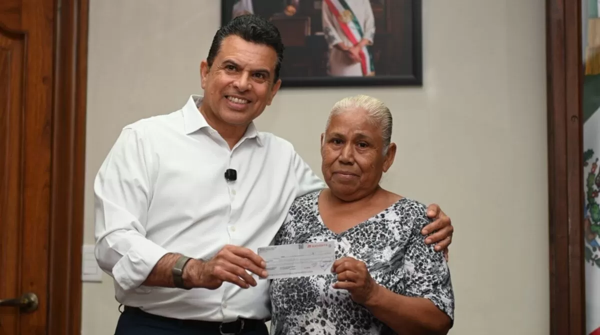 Entrega Lalo Gattás seguro por incendio de vivienda a ciudadana afectada
