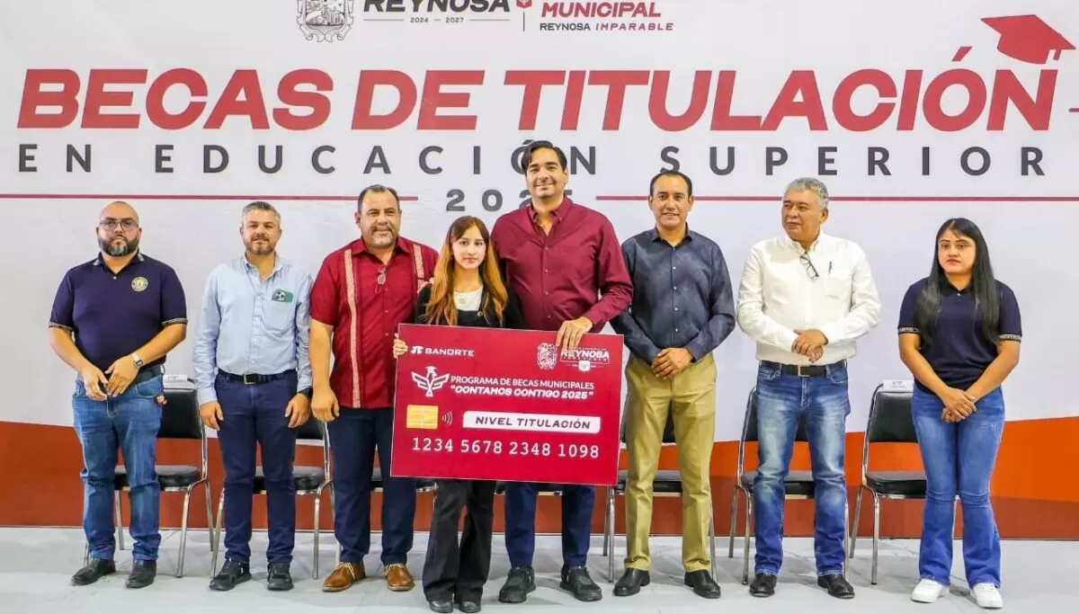 Entregó el Presidente Municipal Carlos Peña Ortiz, Becas de Titulación 2025