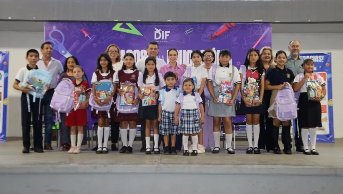 Entregan Lalo y Lucy 2 mil 500 kits escolares del programa Pasos por la Educación