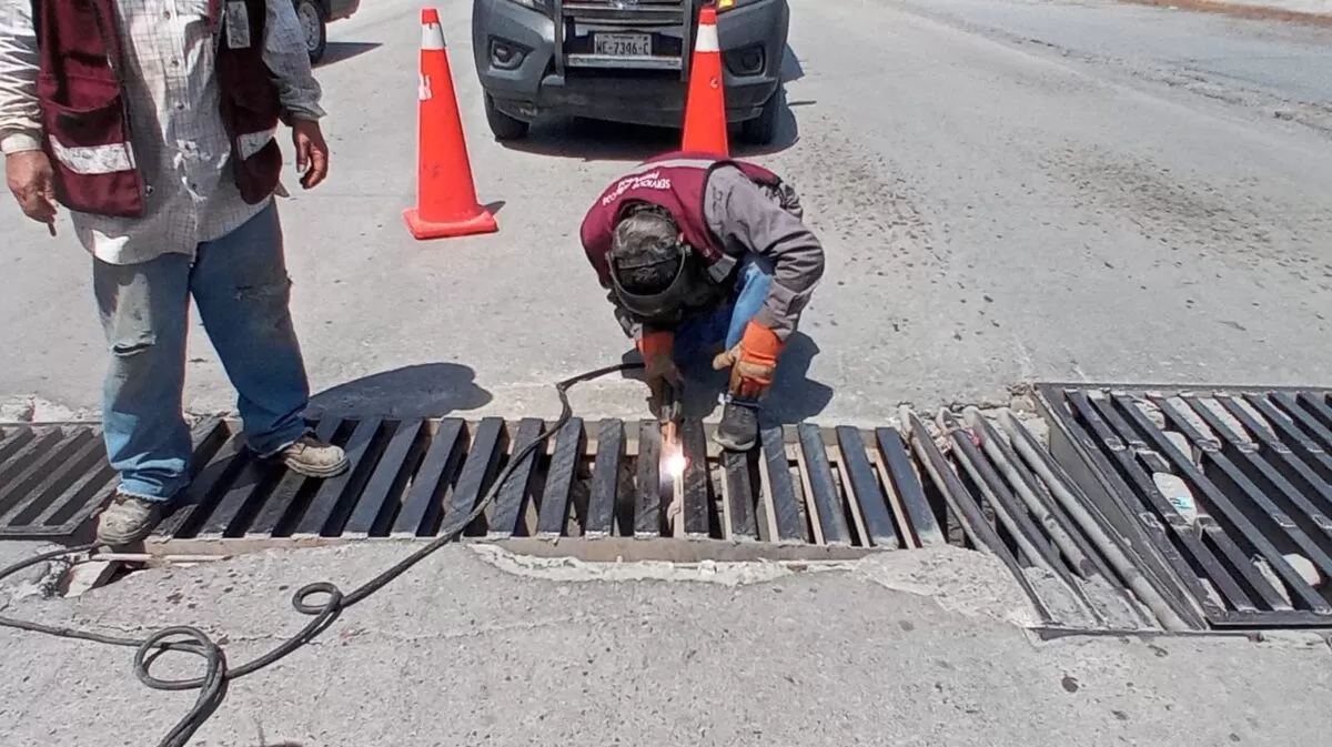 Efectúa Gobierno de Carlos Peña Ortiz aseguramiento de rejillas pluviales por robos