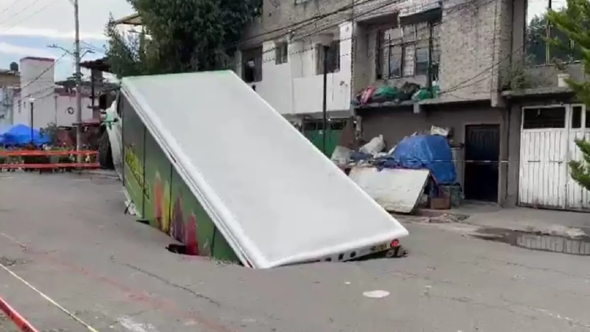 Mega socavón devora camión de refrescos
