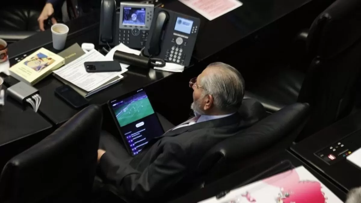 Captan a Adán Augusto viendo partido del Barça durante sesión en el Senado