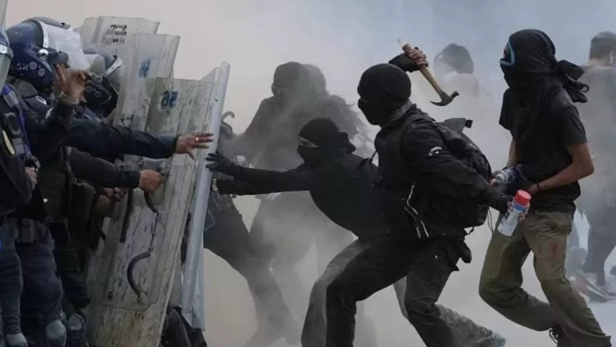 Violenta marcha del 2 de octubre deja 94 policías heridos en CDMX