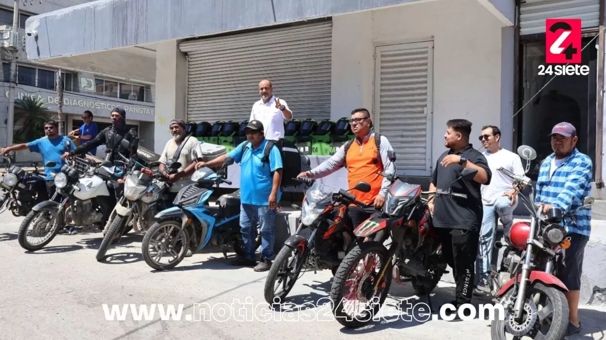Realiza Pepe Schekaiban nueva entrega de cascos a motociclistas