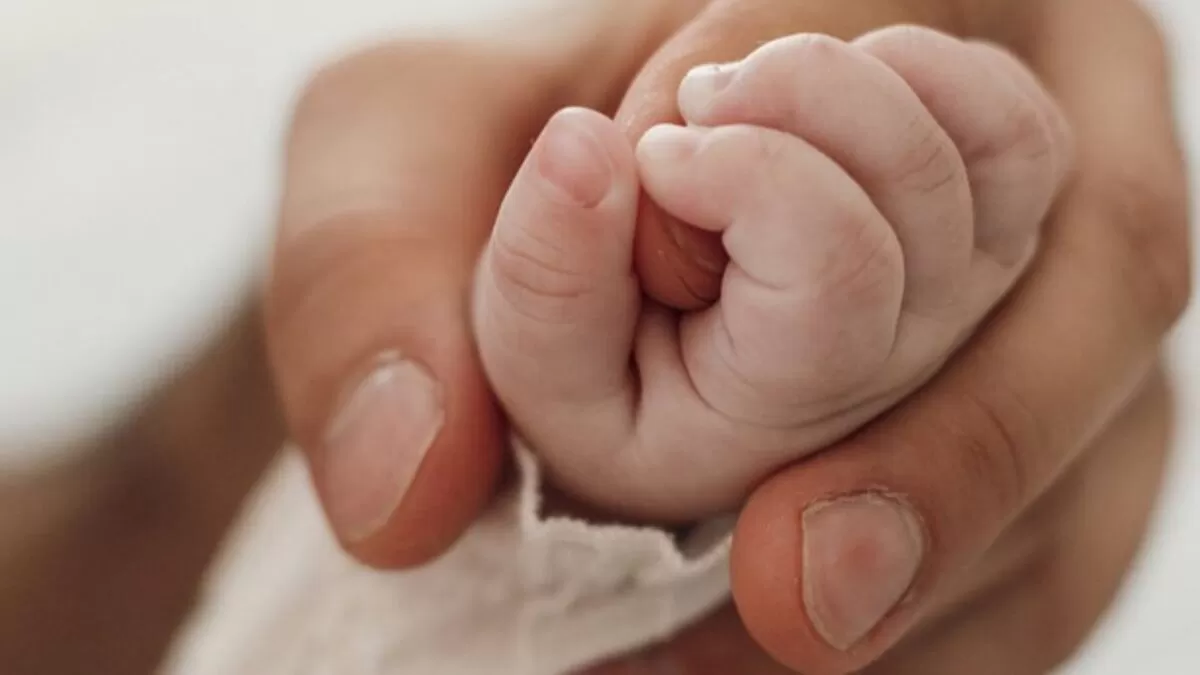 Mujer intenta cruzar a EU con su bebé enfermo; el menor muere