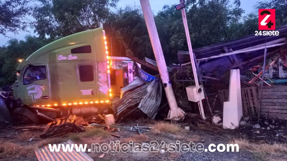 Accidente múltiple moviliza a autoridades en la Victoria–Monterrey