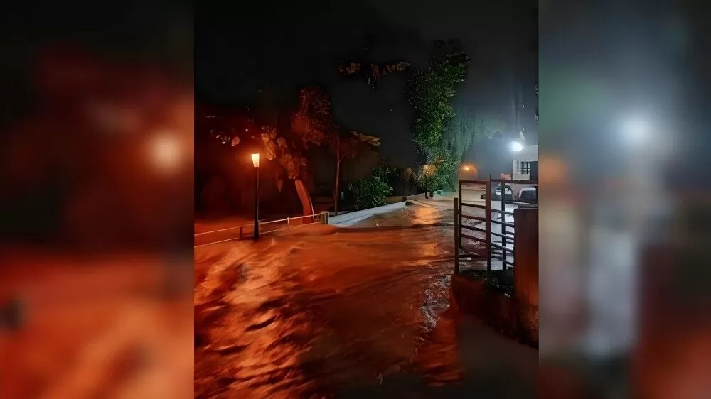Puente colgante colapsa tras desbordamiento de río en Querétaro