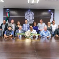 Carlos Peña Ortiz entrega reconocimiento póstumo a José Sulaimán