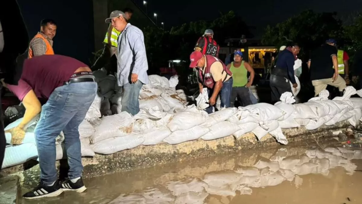 Tampico se refuerza con costaleras ante amenaza del Pánuco