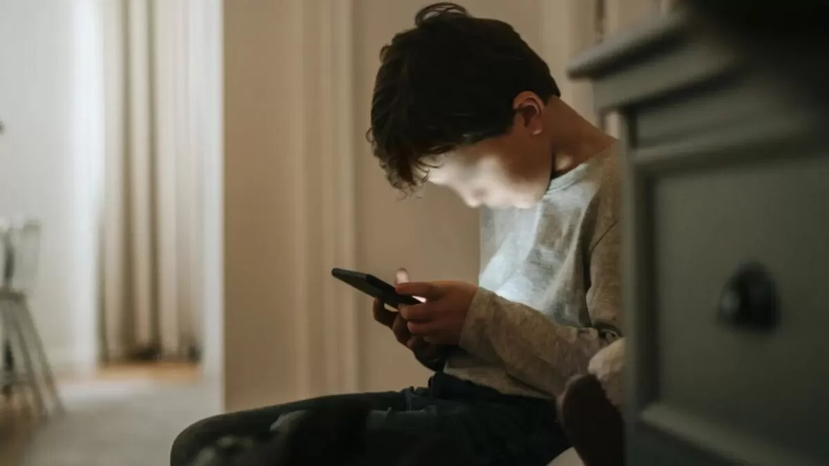Niño de 13 años dispara en la cara a su mamá por quitarle el celular