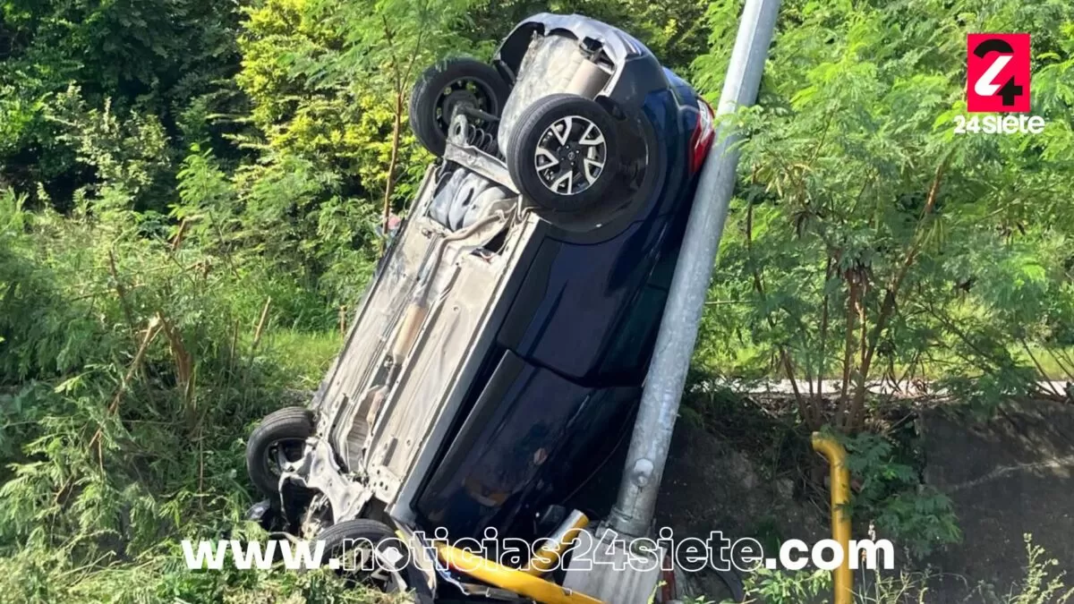 Aparatoso accidente deja un auto volcado en Altamira