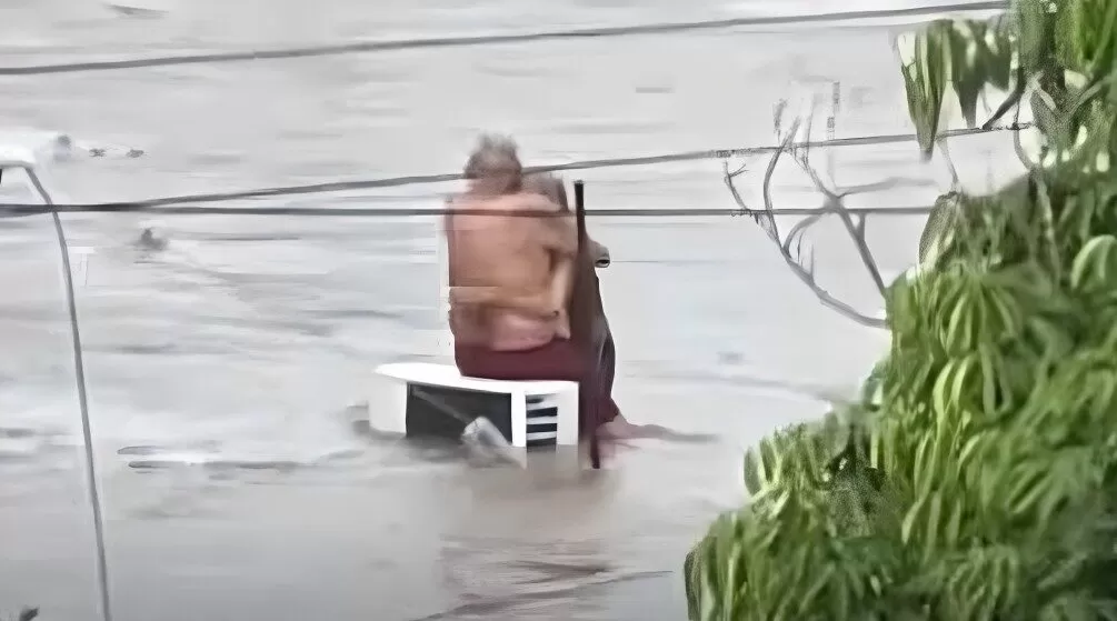 Fallece Doña Elodia, abuelita viral abrazada a su esposo en inundaciones