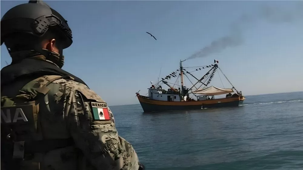 Marina rescata a 28 menores de una embarcación en altamar