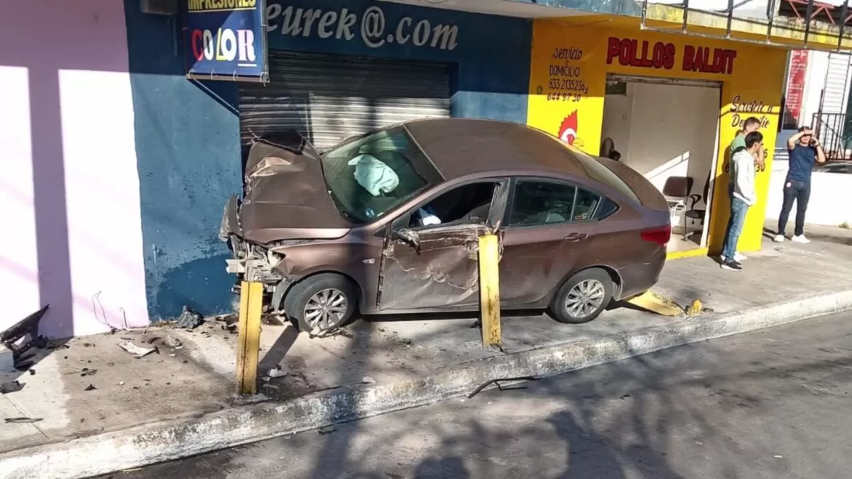 Conductor se impacta contra local y huye del lugar en Tampico