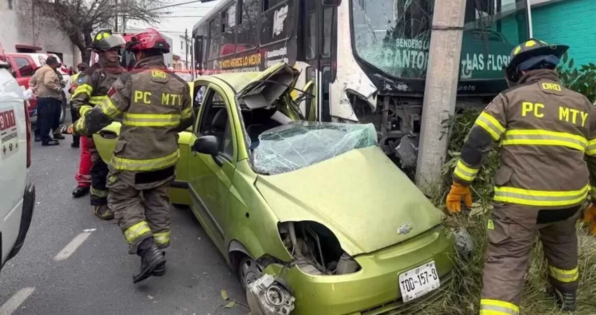 Muere conductora tras chocar contra camión urbano en el centro de Monterrey