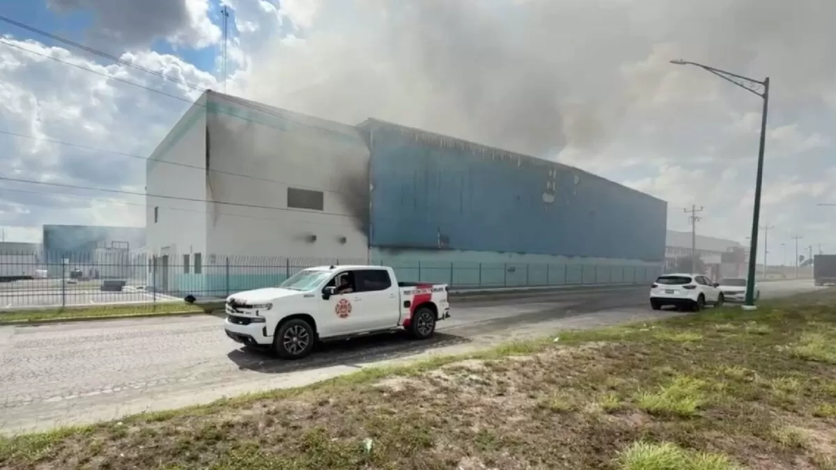 Fuerte incendio consume maquiladora en Reynosa
