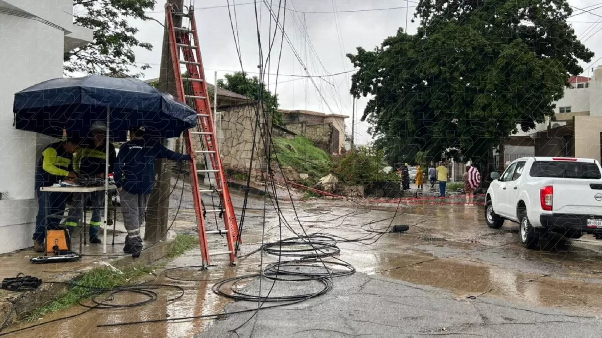 Se desploma barda en Tampico por lluvias y deja sin luz a vecinos