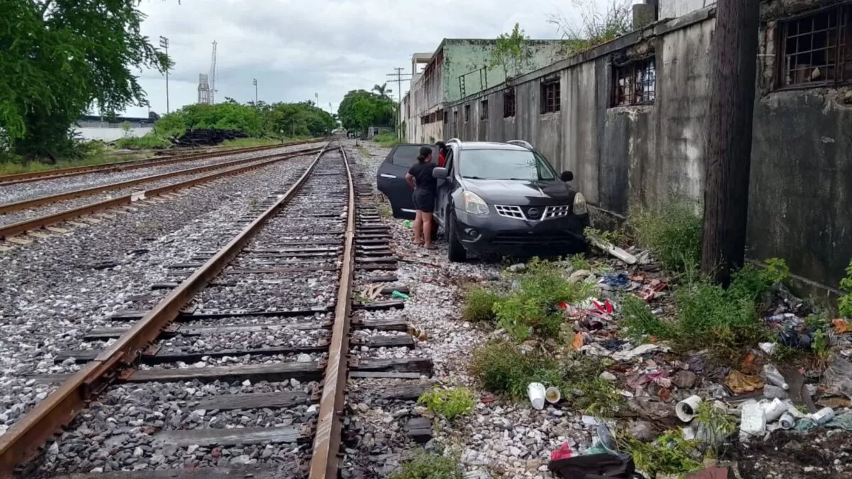 Mujer queda atrapada entre vías del tren en Tampico