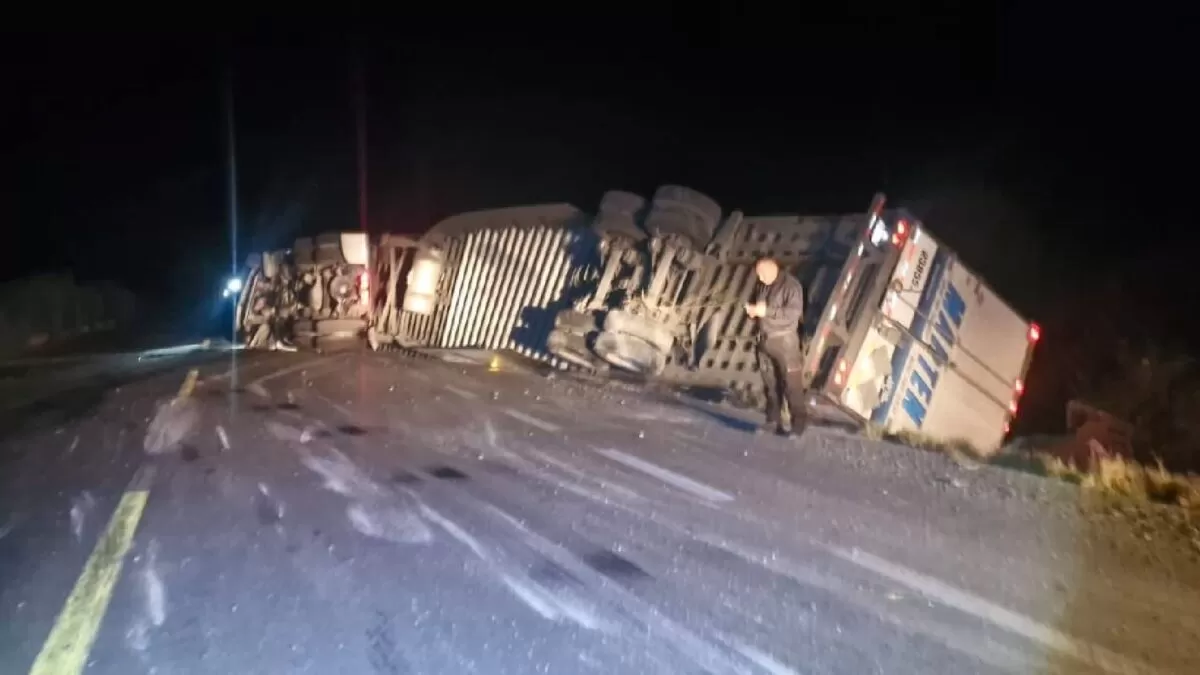 Vuelca tráiler con carne de cerdo sobre la carretera Tula–San Luis