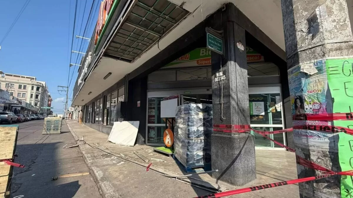 Desplome en pleno centro de Tampico! Cae parte de fachada de tienda
