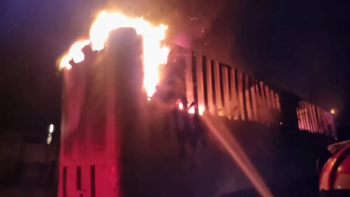 Se incendia caja de tráiler en colonia Alta Vista de Victoria