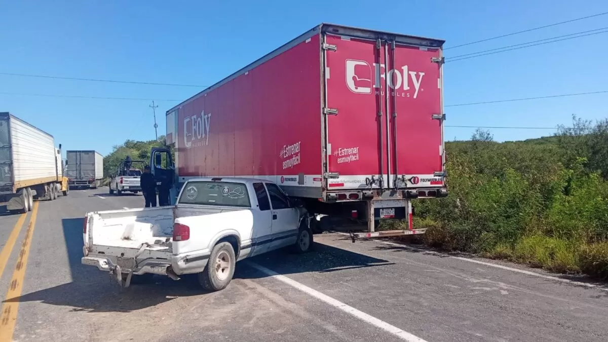 Choque entre camioneta y tráiler provoca cierre en carretera de Cruillas, Tamaulipas