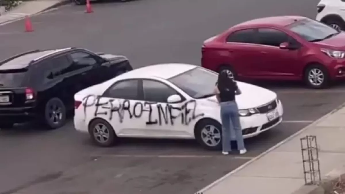 Graban a mujer pintando “Perro infiel” en el auto de su pareja