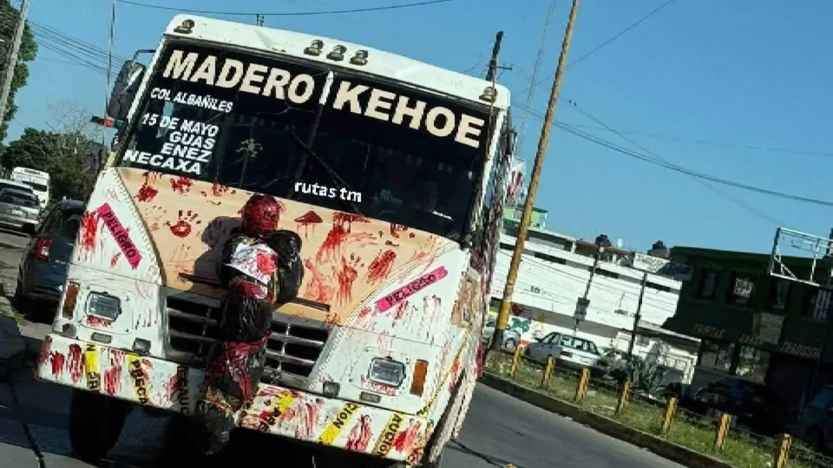 Terror sobre ruedas: camión de Madero sorprende con decoración de Halloween