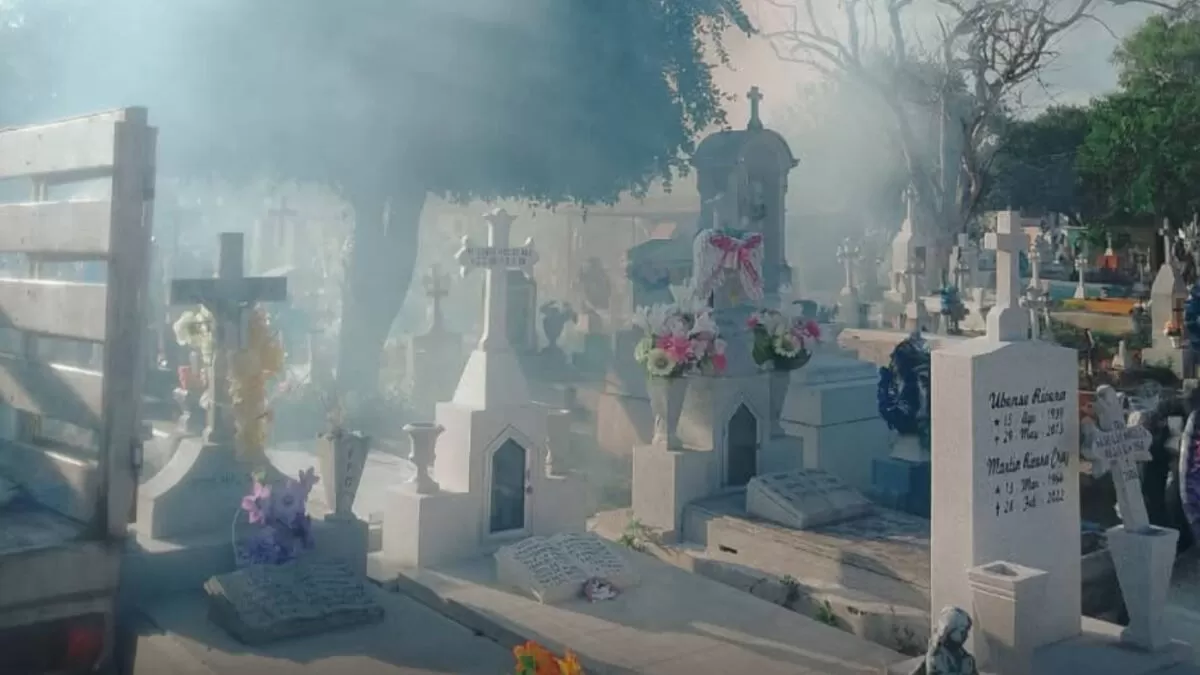 Limpian y fumigan panteones de Matamoros rumbo al Día de Muertos