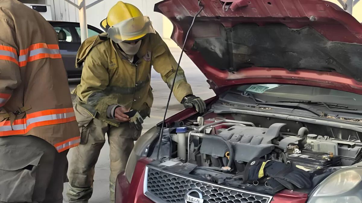 Bomberos controlan incendio de auto en Ciudad Victoria