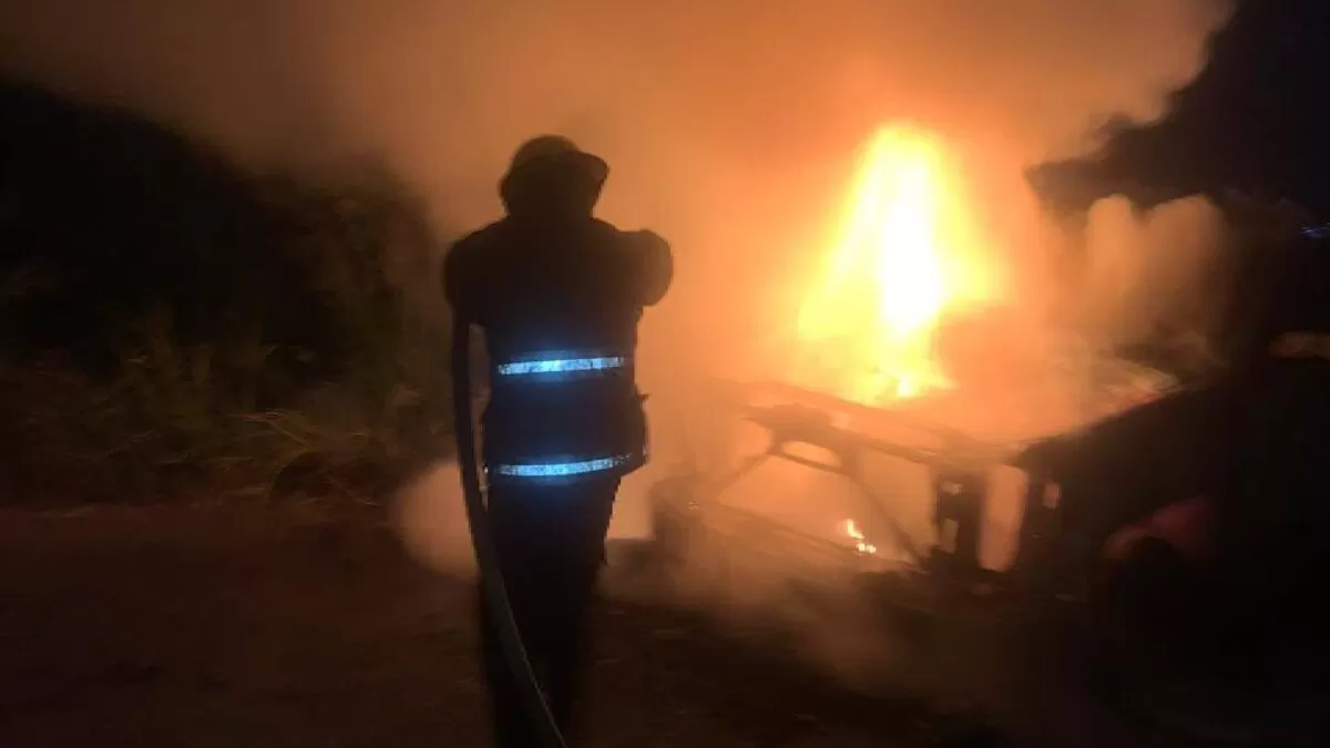 Camioneta se incendia en la carretera a Matamoros