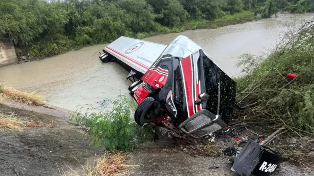 Vuelca camión a la altura del Río Pilón en Jiménez, Tamaulipas