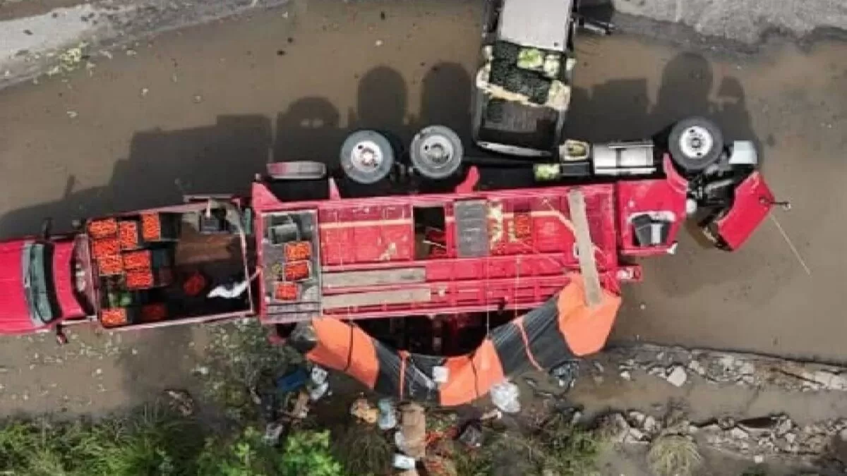 Camión vuelca en la carretera Tampico–Valles tras caer en un enorme bache