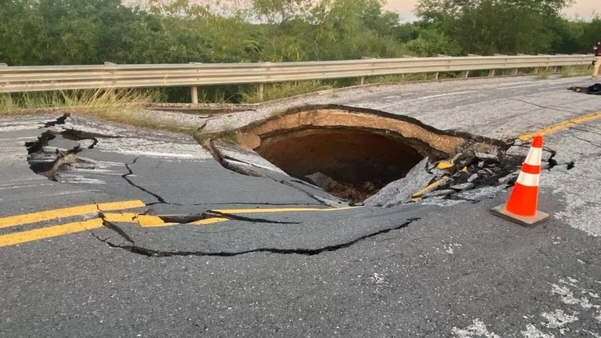 Cierran paso por socavón en la carretera a Soto la Marina