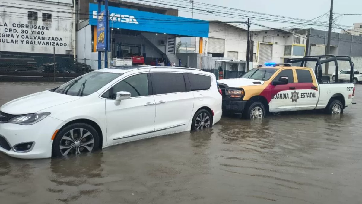 Guardia Estatal auxilia a conductor varado por inundaciones en Altamira