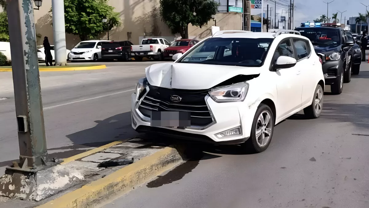 Pierde el control y choca contra poste en la Avenida Hidalgo, Tampico