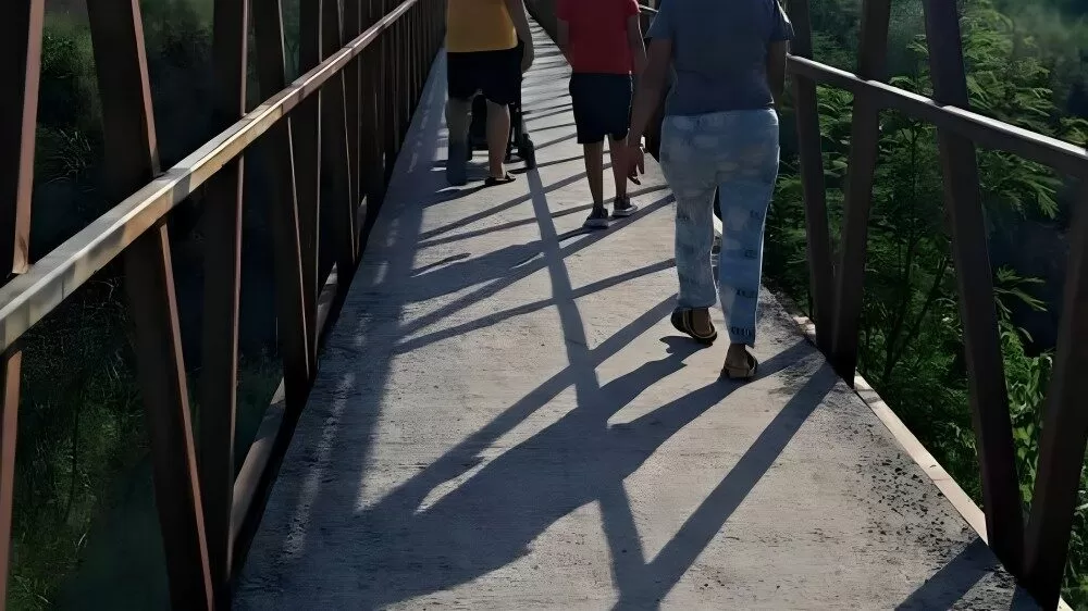 Abusan de mujer de la tercera edad en puente peatonal de Matamoros
