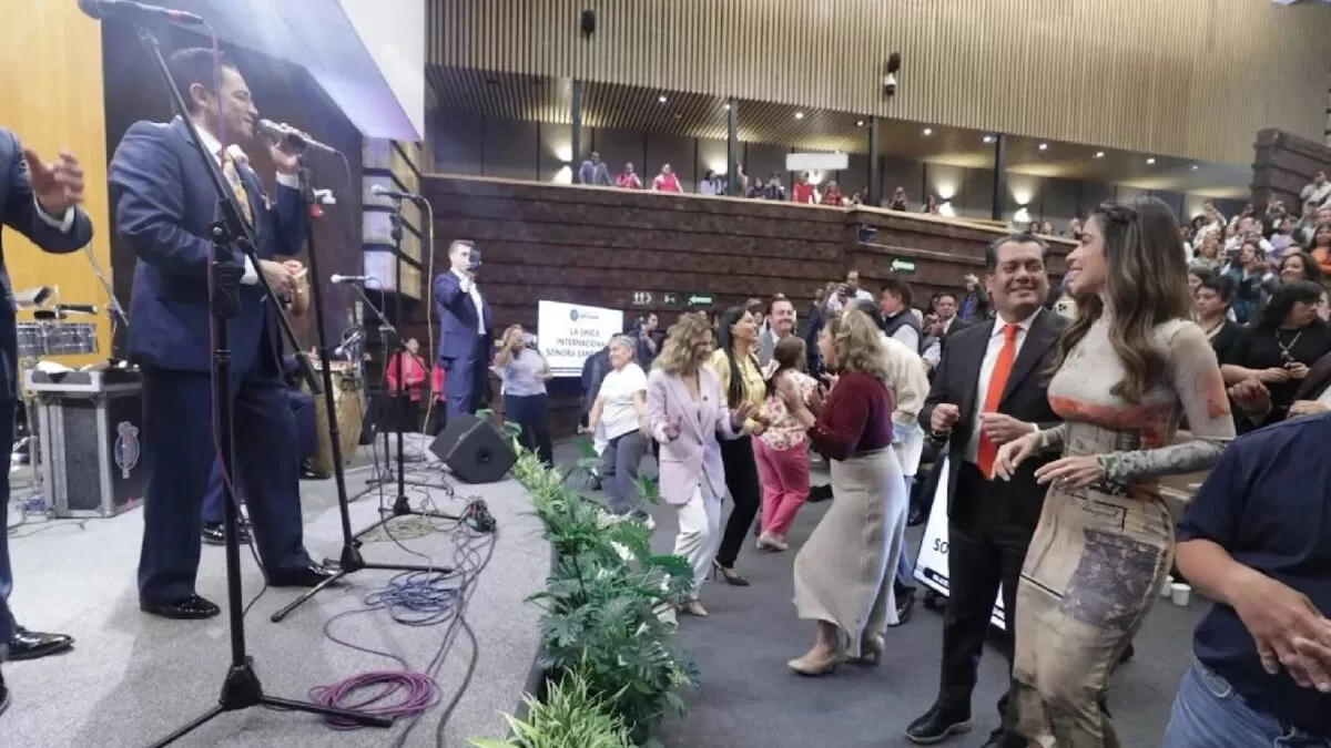 Diputados de Morena paran sesión para bailar con la Sonora Santanera