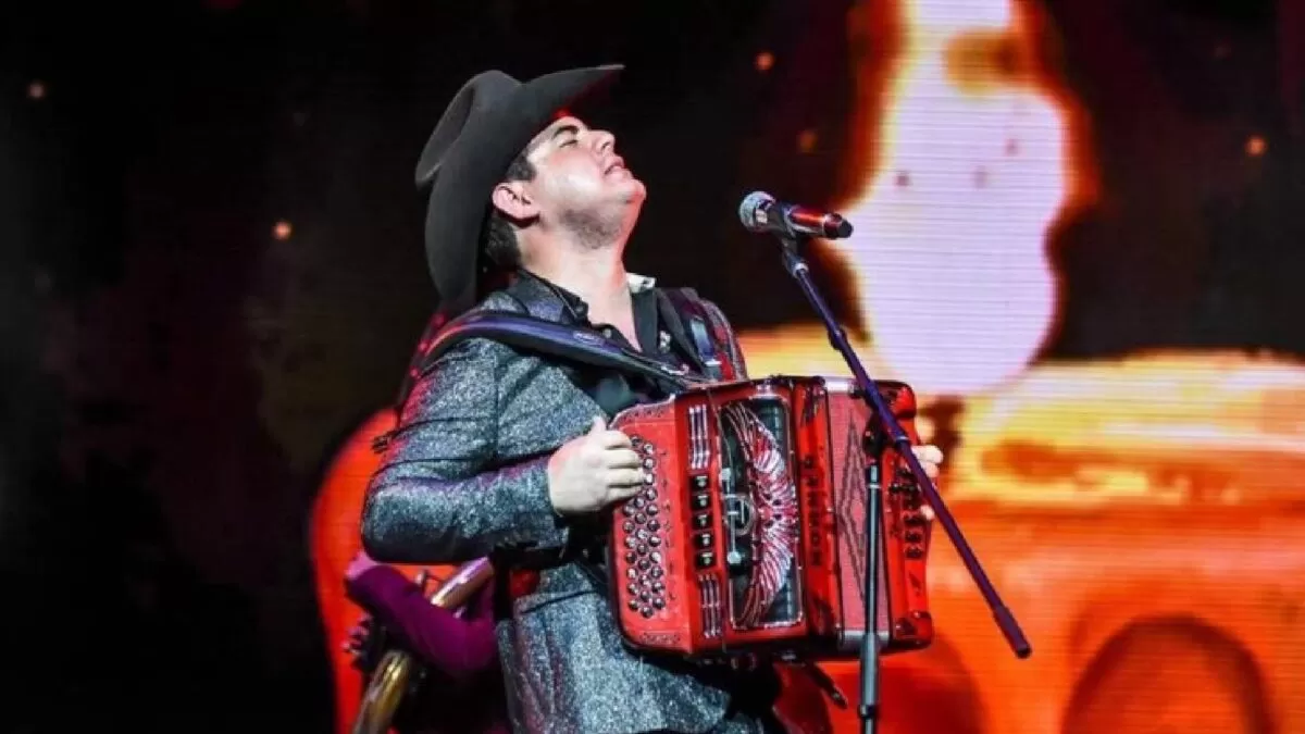 Alfredo Olivas preocupa a sus fans tras parar concierto luego de recibir un mensaje
