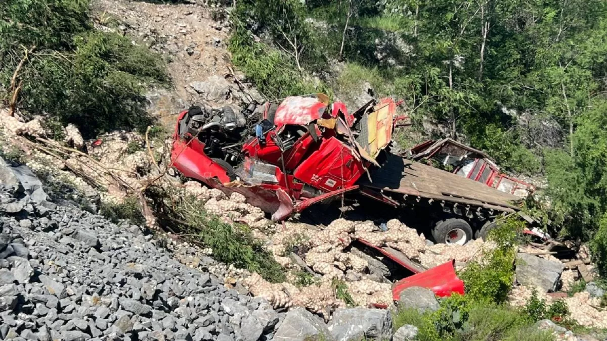 Conductor de tráiler resulta herido tras derrapar en tramo Juan Capitán–El Chihue
