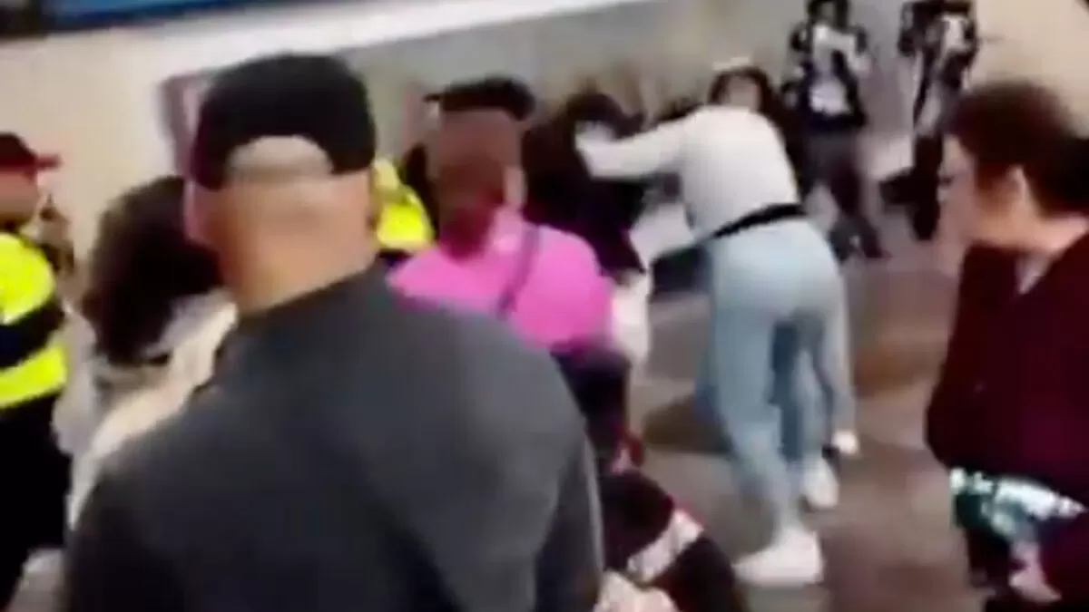 Usuarios del Metro corean “¡Dale, dale, dale!” durante pelea entre mujeres